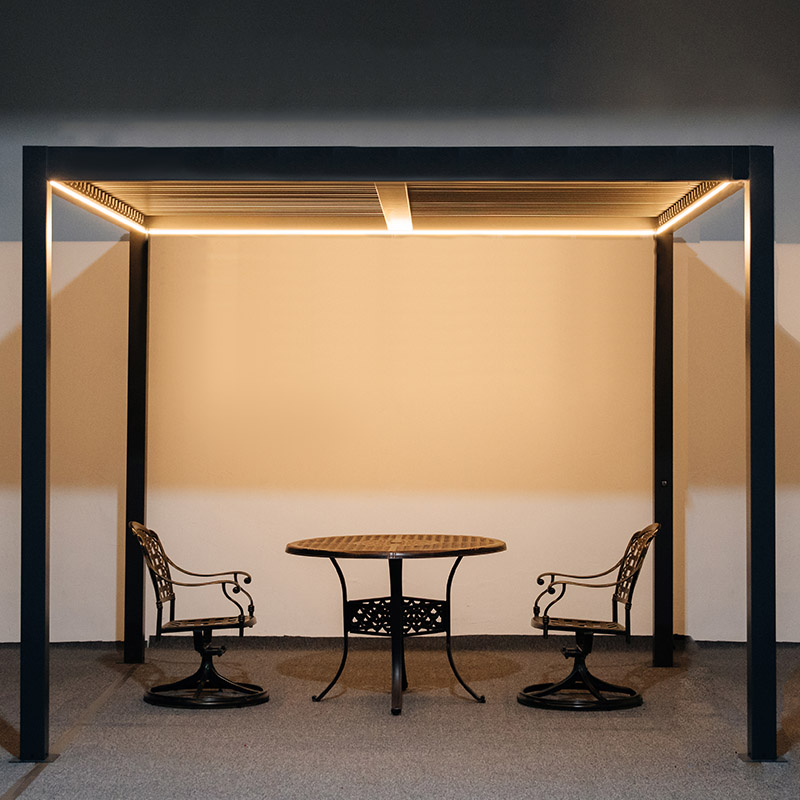 Pérgola de Aluminio con Estructura de Lamas y Luz, Estilo Moderno y Minimalista